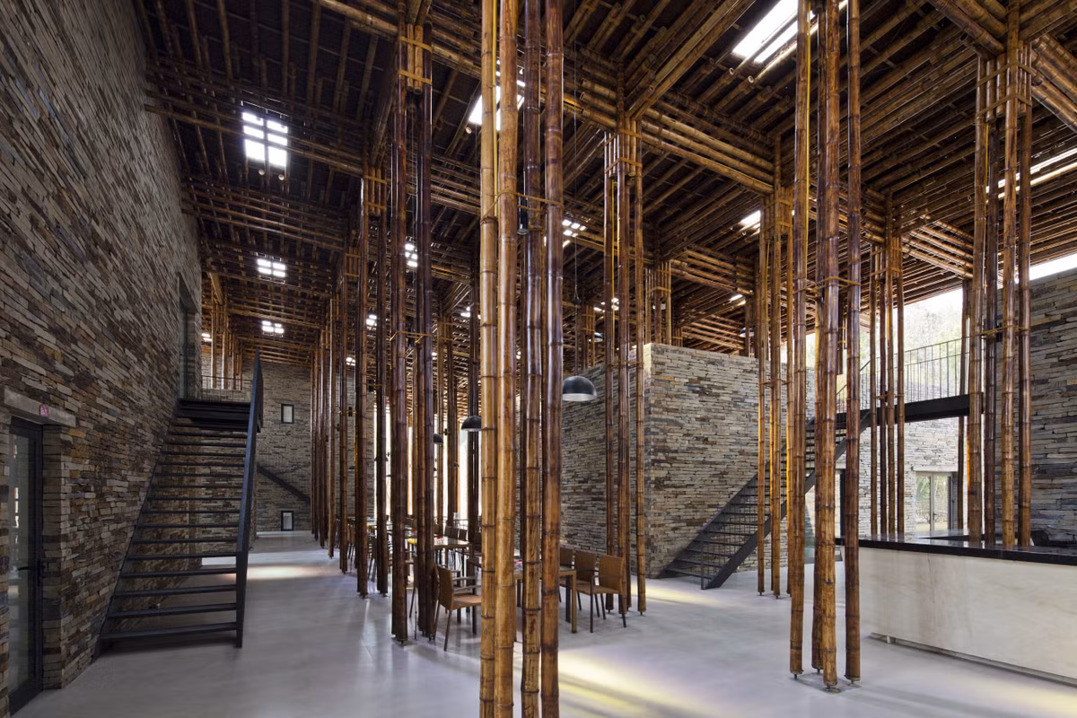 Toàn bộ phần mái của công trình được lắp ráp từ hàng ngàn cây tre luồng và không sử dụng chất liệu kim loại để khớp mối nối.