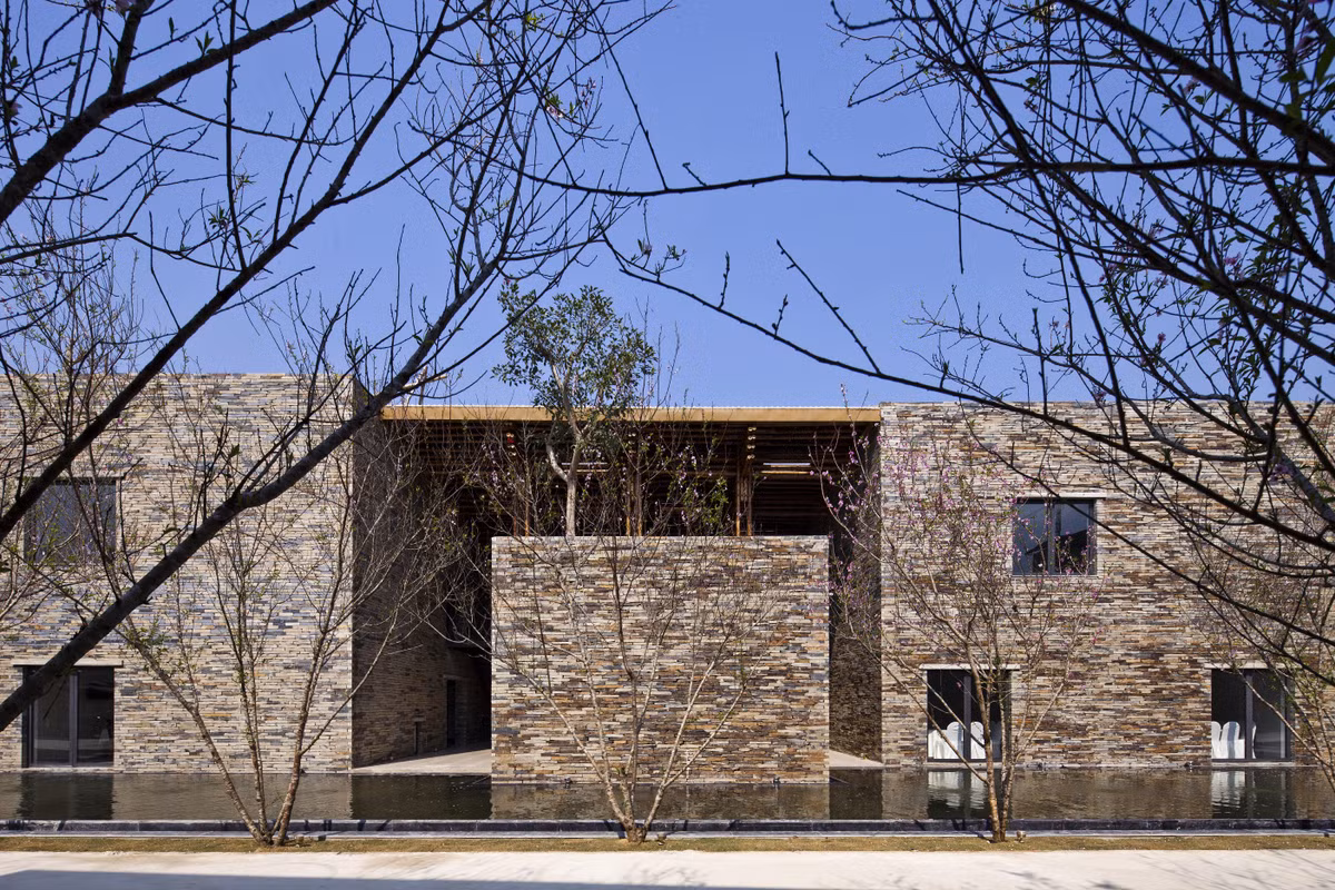 Tọa lạc ở tỉnh Sơn La, công trình là tổ hợp gồm 8 hạng mục kết hợp với nhau trong một không gian rộng khoảng 14.000m2, gồm nhà hàng, khách sạn và các hạng mục đi kèm.