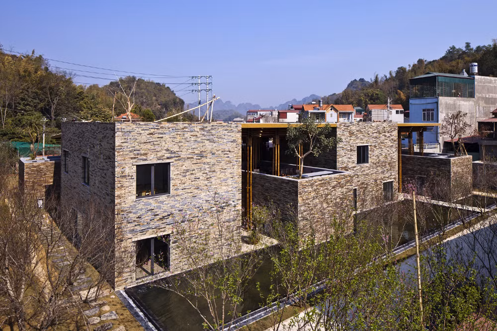 Kiến trúc sư Võ Trọng Nghĩa có 3 công trình đạt giải ở Liên hoan Kiến trúc quốc tế ở Singapore gồm: House for Trees (Nhà phủ Xanh), Nhà hàng Son La Complex ở Sơn La, dự án ĐH FPT.