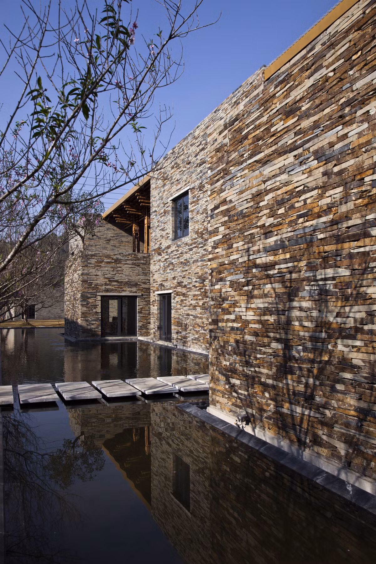 Bên cạnh là một hồ nước nhân tạo nhằm tạo cảm giác mát mẻ trong một không gian bằng đá.