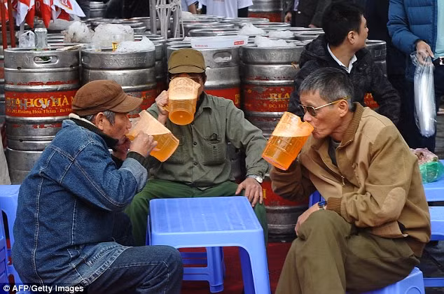 Theo tin tức trên Daily Mail, lễ hội đã thu hút sự tham gia của trên 35.000 người để có cơ hội uống bia miễn phí ở Hà Nội.