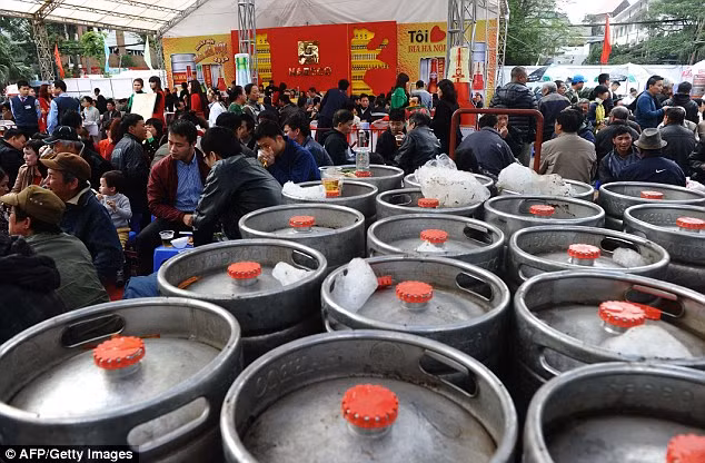 Những bom bia hơi miễn phí nhanh chóng được tiêu thụ hết. Có rất nhiều hãng bia ở Việt Nam, nhưng nổi tiếng nhất là bia Hà Nội, bia Sài Gòn và bia Huda.