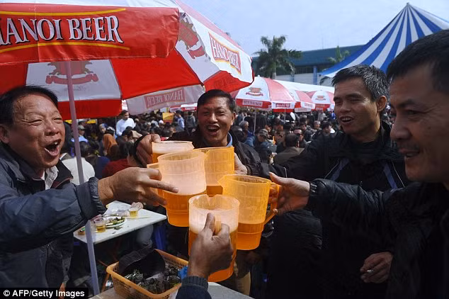 Ngoài uống bia, khách tới dự lễ hội có cơ hội thưởng thức những món đồ nhắm ngon tuyệt.