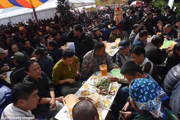 Mọi người hào hứng uống bia dù thời tiết lạnh.