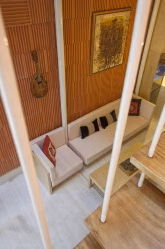 Dù chỉ có chiều rộng 3m trong khi chiều sâu lên tới 9 m nhưng ngôi nhà vẫn nhận được nhiều ánh sáng và có không gian thoáng đãng nhờ cách thiết kế sáng hợp lý của các kiến trúc sư.