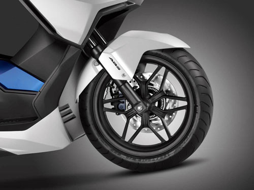 Honda trang bị cho Forza 125 bộ vành nhôm trước 15 inch với lốp 120/70 và vành sau 14 inch với lốp 140/70.