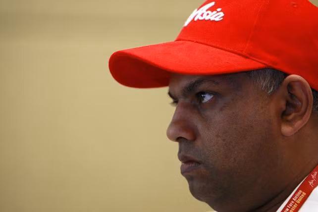 Sinh ra ở Kuala Lumpur vào năm 1964, Fernandes nhập học tại một trường nội trú ở Epsom, Surrey, trước khi theo học tại Trường Kinh tế London. Học theo Branson, ông cũng bắt đầu từ ngành công nghiệp âm nhạc, làm việc cho Virgin sau khi tốt nghiệp.