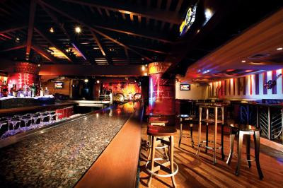 Sau đó, đến CLB Âm Nhạc để dùng cocktail.