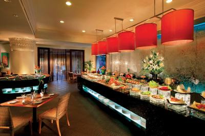 Ngoài việc gọi đồ ăn đến phòng, khách hàng có thể lựa chọn ăn buffet tại nhà hàng Spice Brasserie hoặc thưởng thức các món đặc sản Trung Quốc tại nhà hàng Si Chuan Dou Huai.