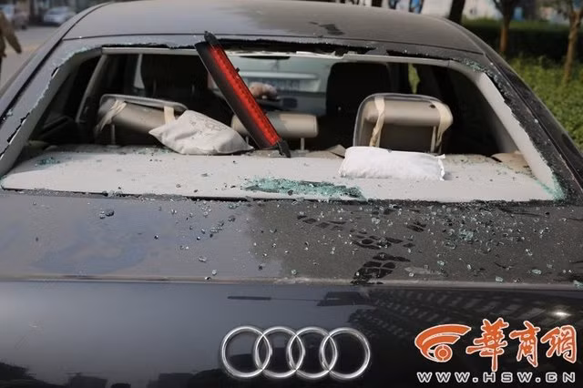 Theo một số người dân, khu vực này không có camera giám sát nên rất khó tìm ra kẻ đã đập vỡ cửa kính của hơn 30 chiếc xe.