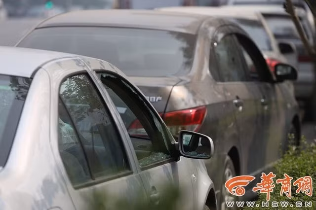 Có những ô tô bị đập tan cửa kính trước.