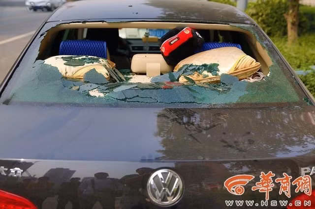 Trong khi tất cả những chiếc xe bị phá cửa kính đều là xe mới thì những chiếc xe cũ lại “bình an vô sự”.