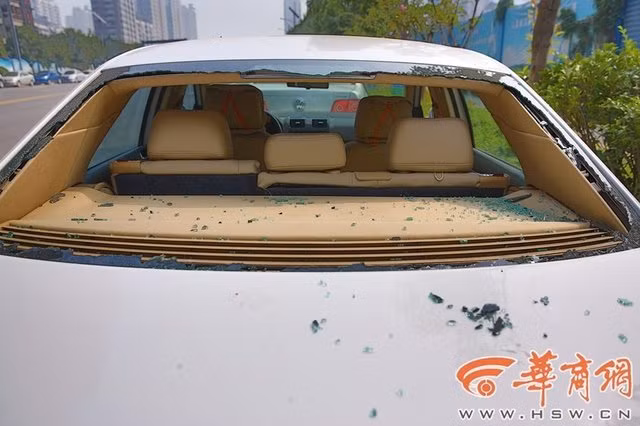 Một chủ xe tên Zhang nói rằng anh không bị mất tài sản gì, ngoại trừ mất giấy phép lái xe để trong ô tô của mình nhưng anh đã phải chịu mọi chi phí cho việc sửa chữa xe.