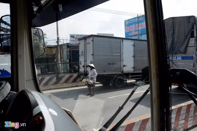 Những người chọn cách kiếm miếng ăn trước miệng “tử thần” này chủ yếu tập trung ở các ngã tư như trước KCN Linh Xuân, cầu vượt Sóng Thần (quận Thủ Đức); các ngã tư đoạn qua quận 12, Tân Phú, Bình Tân…