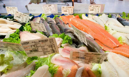 Nhiều loại cá đông lạnh vẫn được treo biển “cá tươi” để bán cho người tiêu dùng.