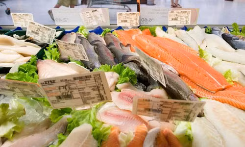 Nhiều loại cá đông lạnh vẫn được treo biển “cá tươi” để bán cho người tiêu dùng.