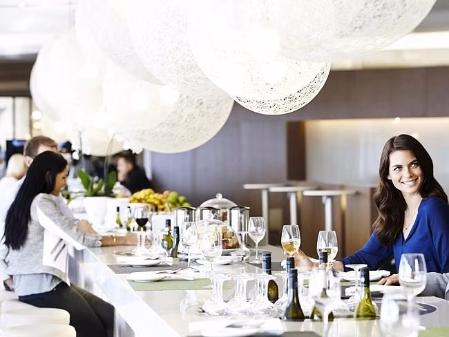 Đặc biệt, các vị khách khoang hạng nhất này còn được thưởng thức miễn phí một số loại rượu vang ngon nhất của Úc. Du khách có thể lựa chọn từ 6 loại rượu champagne Pháp khác nhau và một số loại rượu vang ngon nhất của Úc cho bữa ăn tại phòng chờ.