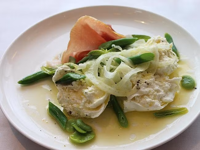 Thực đơn các món ăn tại phòng chờ khoang hạng nhất này được đánh giá còn ngon, phong phú hơn so với nhiều nhà hàng hàng đầu của Úc tại sân bay.