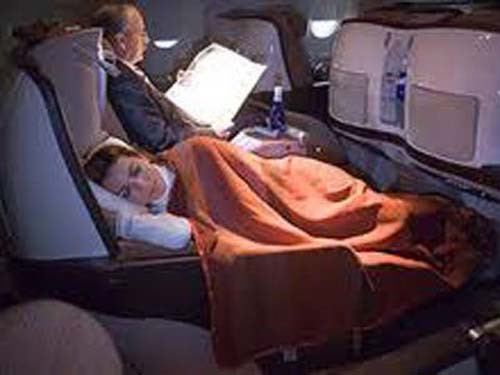 9. Iberia Airlines (hãng hàng không quốc gia Tây Ban Nha). Hãng hàng không này sắp xếp chỗ ngồi cho khách trên khoang hạng nhất không thoải mái, thiếu chỗ duỗi chân. Hành khách thường phàn nàn về các dịch vụ cả trên máy bay và dưới mặt đất. Các nhân viên của Iberia Airlines bị chê là thiếu sự thân thiện dù cách phục vụ khá lịch sự. Dù giá vé hạng nhất khá đắt nhưng hành khách lại vẫn phải trả tiền cho bữa ăn trên máy bay.