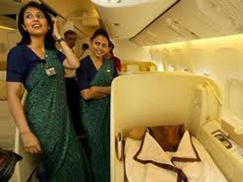 3. Air India (Ấn Độ). Ghế của vé hạng VIP trên các máy bay của hãng Air India đều đã cũ kỹ và tồi tàn. Thậm chí còn có nước nhỏ từ trên trần khoang cabin của máy bay xuống chỗ ngồi của khách.