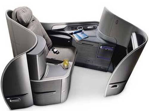 10. United Airlines. Khoang VIP của hãng này bị các du khách khiếu nại lớn nhất bởi giường quá hẹp, cũ, thiếu không gian lưu trữ đồ cá nhân và không đủ sự riêng tư. Theo nhận xét của Zagat, ghế ở khoang hạng nhất của United Airlines thiếu sự riêng tư và các chức năng hiện đại. Ghế ngồi giống như hạng ghế phổ thông của các hãng hàng không khác, nhưng nó lại có giá vé hạng thương gia.