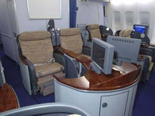 8. China Airlines (hãng hàng không Trung Quốc). Ghế khoang VIP của hãng này bị chê là không đủ dài, máy bay cũ và cần cập nhật thiết kế ghế ngồi mới hơn và lắp đặt thêm các thiết bị công nghệ giải trí.