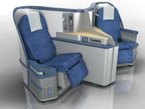 4. US Airways (hãng hàng không lớn đóng trụ sở ở Tempe, Arizona, Mỹ). Vé hạng nhất của hãng bay này không có dịch vụ ăn uống thêm ở quán bar cho khách. Thậm chí, bữa trưa còn khá nghèo nàn với bánh quy, hạt hỗn hợp, bánh ngọt và táo.