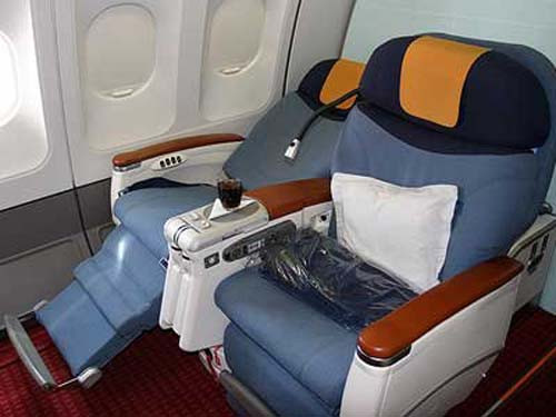 5. BMI (British Midland Airways – hãng hàng không của Anh). Hãng này này nhận được những lời chê trách từ khách hàng bởi thiếu không gian và sự sạch sẽ trên khoang VIP. Ngoài ra, ghế ngồi của khách đi vé hạng nhất cũng quá nhỏ và thiếu các trang bị hiện đại cho nhu cầu giải trí.