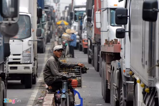 …Nhưng đông đúc nhất là khu vực hai đầu của công trình xây dựng cầu vượt nút giao thông QL1A - đường hương lộ 2 và Tây Lân, quận Bình Tân. Công trình này bị rào chắn từ tháng 7/2014 để thi công nên làm hẹp đường lưu thông, khiến giao thông ở hai đầu cầu bị ùn tắc kéo dài.