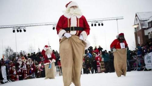  7. Chợ Giáng sinh ở Phần Lan - quê hương của ông già Noel: Có lẽ không gì tuyệt vời hơn nếu bạn đón lễ Noel ở nơi được coi là ngôi làng của ông già Noel, Laponie của Phần Lan. Tại đây, du khách có thể mua sắm những sản phẩm độc đáo nơi đây gồm da tuần lộc, găng tay và khăn quàng lông báo và những bộ sami được đan bằng len nhiều màu sắc.