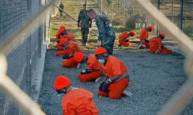 Nhốt trong hộp kín là biện pháp tra tấn được sự chấp thuận của chính quyền Tổng thống Bush. Abu Zubaydah, kẻ bị nghi liên quan tới vụ tấn công ngày 11/9/2001 vào nước Mỹ, bị thẩm vấn bằng phương pháp này. Trong quá trình thẩm vấn năm 2002, Zubaydah cho biết mình bị giam trong nhiều loại hộp kín khác nhau. Chúng khiến hắn khó thở và làm tái phát các vết thương ở chân. Biện pháp tra tấn này nhằm đánh vào tâm lý kẻ bị giam giữ.