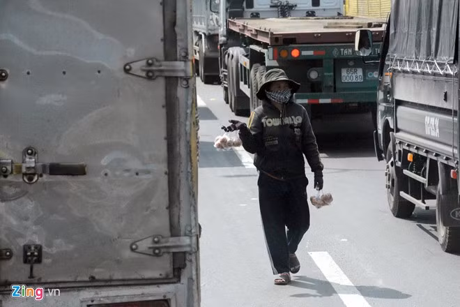 Đội quân hàng rong này bán nhiều loại mặt hàng mà cánh tài xế có nhu cầu dùng như các loại nước ngọt, bánh mì, bánh tét, trứng luộc, trái cây, cà phê, sách báo, vé số…