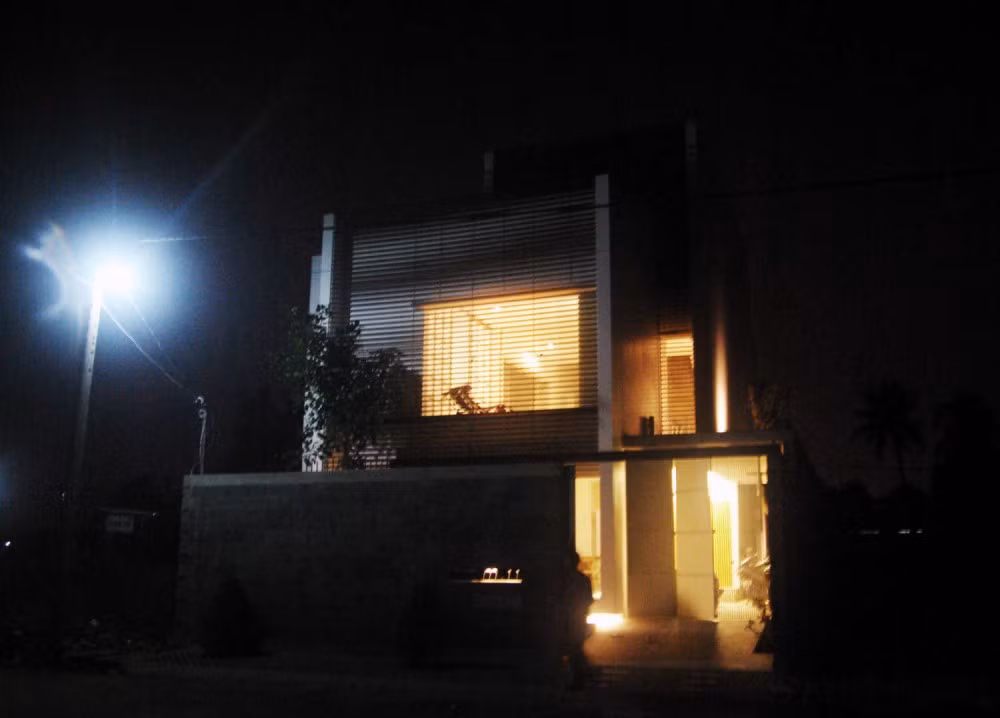 Căn nhà M11 sáng lung linh vào đêm.