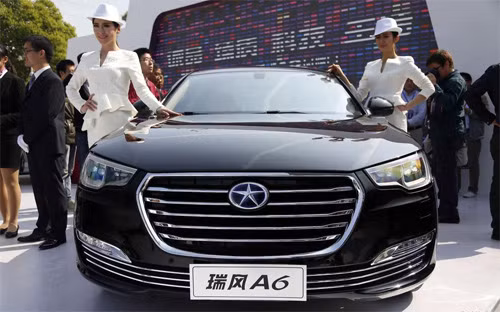 Ngoài kiểu dáng từ đèn pha cho đến lưới tản nhiệt, chiếc JAC A6 sở hữu cả tên xe cũng giống chiếc A6 của hãng xe Audi.