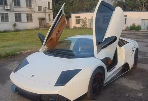 Một công ty tại Trung Quốc chế tạo những chiếc Lamborghini “nhái” với giá bán chỉ 66.065 USD. Để sở hữu một chiếc Lamborghini "nhái" tại Trung Quốc, khách hàng phải đặt cọc trước 210.000 Nhân dân tệ, xấp xỉ 33.032 USD. Sau đó, họ sẽ chờ 5 tháng để nhận chiếc xe của mình.
