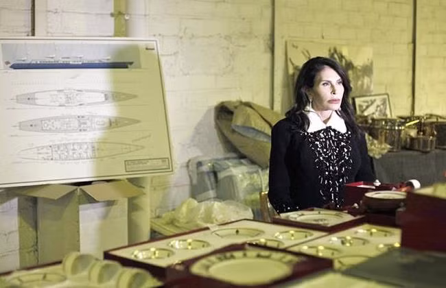 Ngoài ra, bà còn mạnh tay chi hơn 3,4 triệu USD để mua viên "the Mouna", một trong những viên kim cương vàng lớn nhất thế giới (112,53 carat) và chiếc vòng cổ Bulgari giá hơn 17 triệu USD.