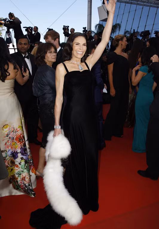 Mouna Ayoub là nữ doanh nhân thường xuyên góp mặt trên các phương tiện truyền thông thế giới và bà cũng thường được mời tham dự các thảm đỏ danh giá nhất thế giới.