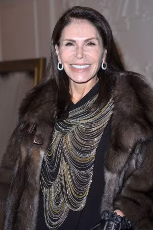 Mỗi sản phẩm haute couture mà bà sở hữu có giá thường là từ 70.000 - 400.000 USD, thậm chí bà sẵn sàng mua cả bộ sưu tập nếu thích thú.