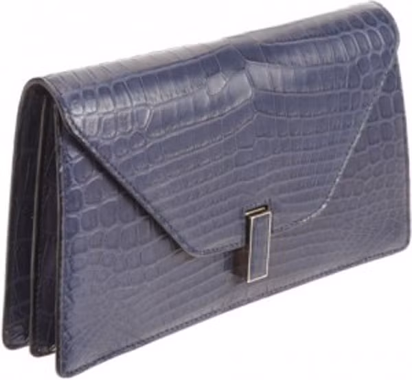 7. Chiếc túi Valextra Alligator Isis Clutch có giá 11.700 USD. Chiếc clutch Alligator Isis màu xanh ngọc được tạo nên bởi bàn tay tài ba của những người thợ thủ công ở Ý, với chất liệu da cá sấu cao cấp.
