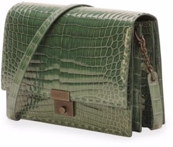 5. Chiếc túi Crocodile Top Flap Accordion màu xanh ngọc của thương hiệu Bottega Veneta có tới 3 ngăn chứa đồ tiện dụng trong thiết kế vuông vắn nhỏ gọn. Được làm từ 100% da cá sấu, phần viền quai túi cũng như nắp và thân túi đều được chạy một đường chỉ chần rất chắc chắn. Chiếc túi có giá 15.750 USD.