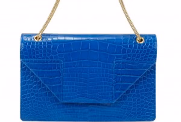 6. Túi Alligator Betty Bag của thương hiệu Saint Laurent có giá 12.550 USD. Chiếc túi màu xanh trẻ trung này mang chất liệu da cá sấu, kiểu dáng hộp 1 ngăn và có thêm ngăn phụ bên trong. Toàn bộ nội thất bên trong túi cũng được làm bằng da, phần dây đeo túi được làm từ kim loại cao cấp mạ vàng. Túi được sản xuất tại Ý.