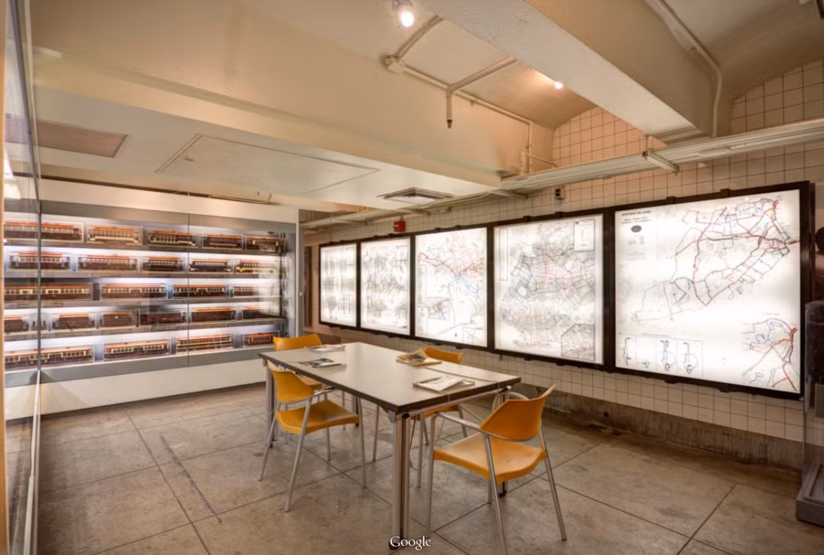 Trong đó, có cả bản đồ chi tiết về hệ thống đường hầm của tàu điện ngầm và các mô hình của các toa tàu.