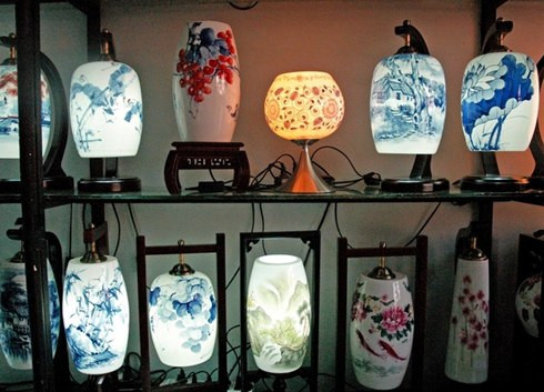 Bộ Văn hóa Trung Quốc đã đưa nghệ thuật gốm sứ thủ công Trấn Cảnh Đức vào danh sách di sản văn hóa vô hình cần được ưu tiên hàng đầu. Chính quyền địa phương cũng thực hiện các dự án khôi phục và bảo tồn lò nung gốm để tăng cường sản xuất.