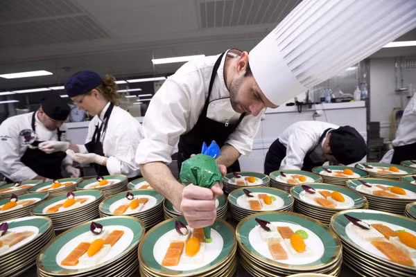 Để tổ chức bàn tiệc phục vụ hàng nghìn khách mời, đội ngũ nhân viên nhà bếp cần phải làm việc hết sức vất vả và nỗ lực. Đội ngũ nhân viên của buổi tiệc bao gồm quản lý phục vụ, quản lý phòng tiệc, bếp trưởng, 8 phục vụ trưởng, 210 nhân viên phục vụ, 5 nhân viên rót rượu vang, 20 đầu bếp và khoảng 20 người có nhiệm vụ vận chuyển thức ăn.