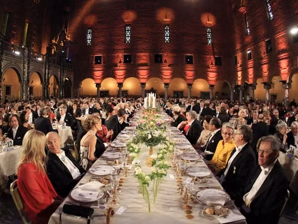 Ngoài ra phải kể đến bữa tiệc xa hoa chiêu đãi người đoạt giải Nobel. Mỗi đại tiệc Nobel cần đến 2.692 phần ức bồ câu, 475 đuôi tôm hùm, 100kg khoai tây, 53 kg pho mát, 45 kg cá hồi hun khói...