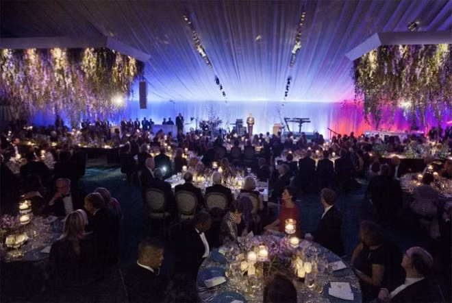 Các món khai vị trong thực đơn quốc yến bao gồm trứng cá muối Osetra tới từ Illinois, trứng chim cút tới từ Pennsylvania và 12 loại khoai tây khác nhau tới từ các trang trại ở New York, Idaho và California.