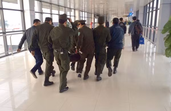 Hiện thanh niên này vẫn chưa tỉnh táo để có thể làm việc với lực lượng công an. (Ảnh: otofun).