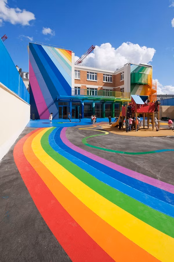 Trường mẫu giáo ở Paris, Pháp được thiết kế theo màu 7 sắc cầu vồng tạo sự gần gũi với thiên nhiên cho trẻ.