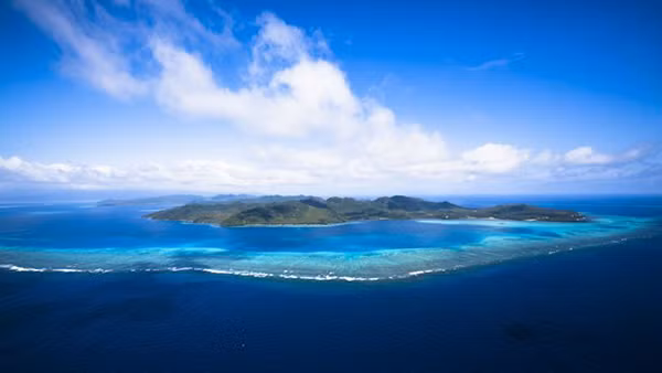 5. Địa điểm tổ chức sự kiện trên đảo Laucala ở Fiji, giá: 150.000 USD/đêm. Đảo Laucala ở Fiji là địa điểm lý tưởng cho những bữa tiệc mang tính riêng tư. Gần đây, ban quản lý hòn đảo đã mở thêm dịch vụ mới, cho phép các nhóm du khách hoặc những nhà tổ chức sự kiện thuê toàn bộ đảo. Chi phí thuê toàn bộ hòn đảo là 150.000 USD/đêm (tối thiểu là 5 đêm) với chỗ ở cho 72 người trong 24 căn biệt thự có bể bơi. Tất cả đồ ăn, thức uống (gồm rượu, nước giải khát) đều được phục vụ tại các nhà hàng 5 sao và quầy bar tại đảo.