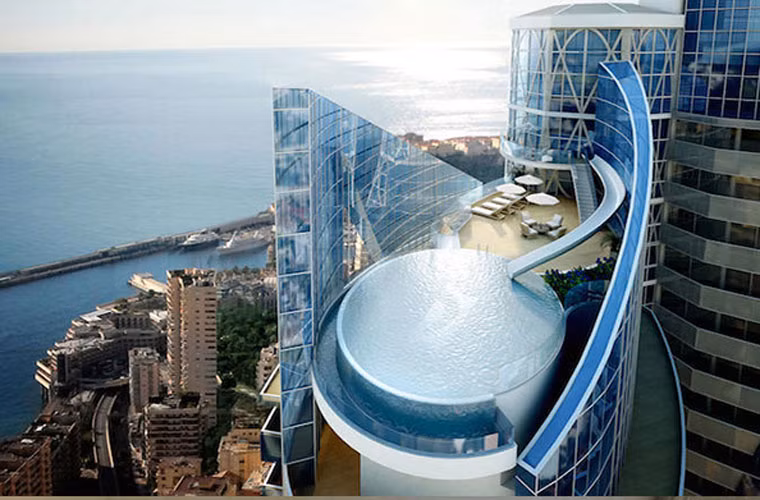 9. Căn hộ đắt nhất thế giới ở Monaco, giá: 400 triệu USD. Căn hộ đắt giá nhất này thuộc tòa nhà có tên Odeon cao 170m. Tòa nhà Odeon tọa lạc bên bờ biển Địa Trung Hải tại vương quốc Monaco giàu có, gự kiến hoàn thành vào năm 2015. Căn hộ 5 tầng với diện tích không gian sống khoảng 3.500 m2, mỗi tầng đều có một phòng bếp. Điểm nhấn của căn phòng là thác nước chảy từ phòng khiêu vũ xuống bể bơi dường như vô tận.